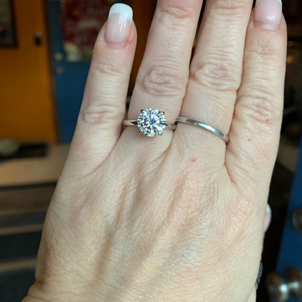 Beautiful 3 ct brilliant white Moissanite